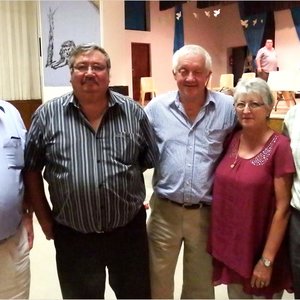 Vlnr is Wollie Jacobs, John van Rooyen, Nico Nel, Marlene van Rooyen en Antoon Reiner tydens Nico Nel se optrede tbv Herberg-aan-See